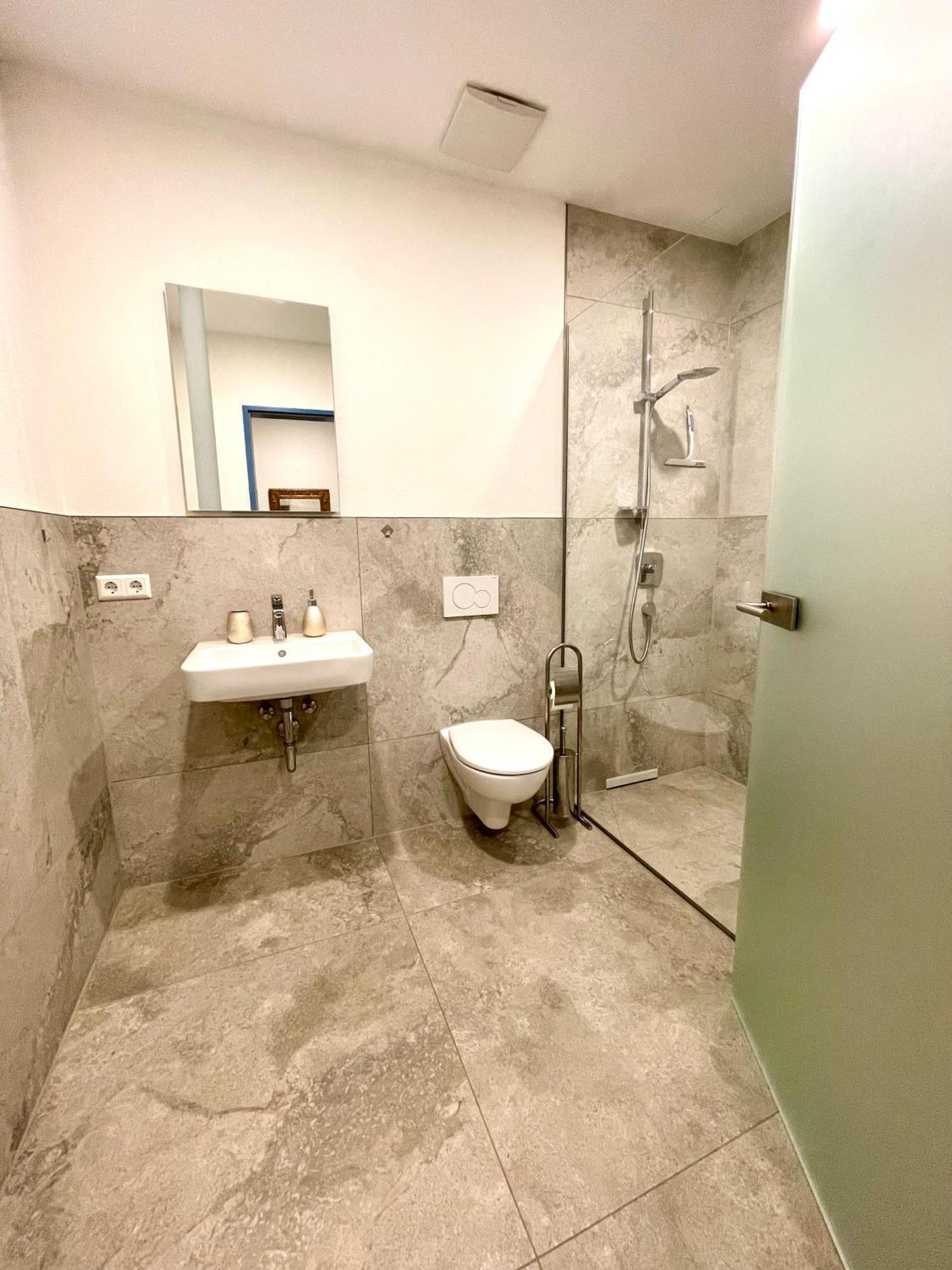 Neu Grosse Einzimmerwohnung Im Zentrum Goldstadt Pforzheim Schloessle Esterno foto