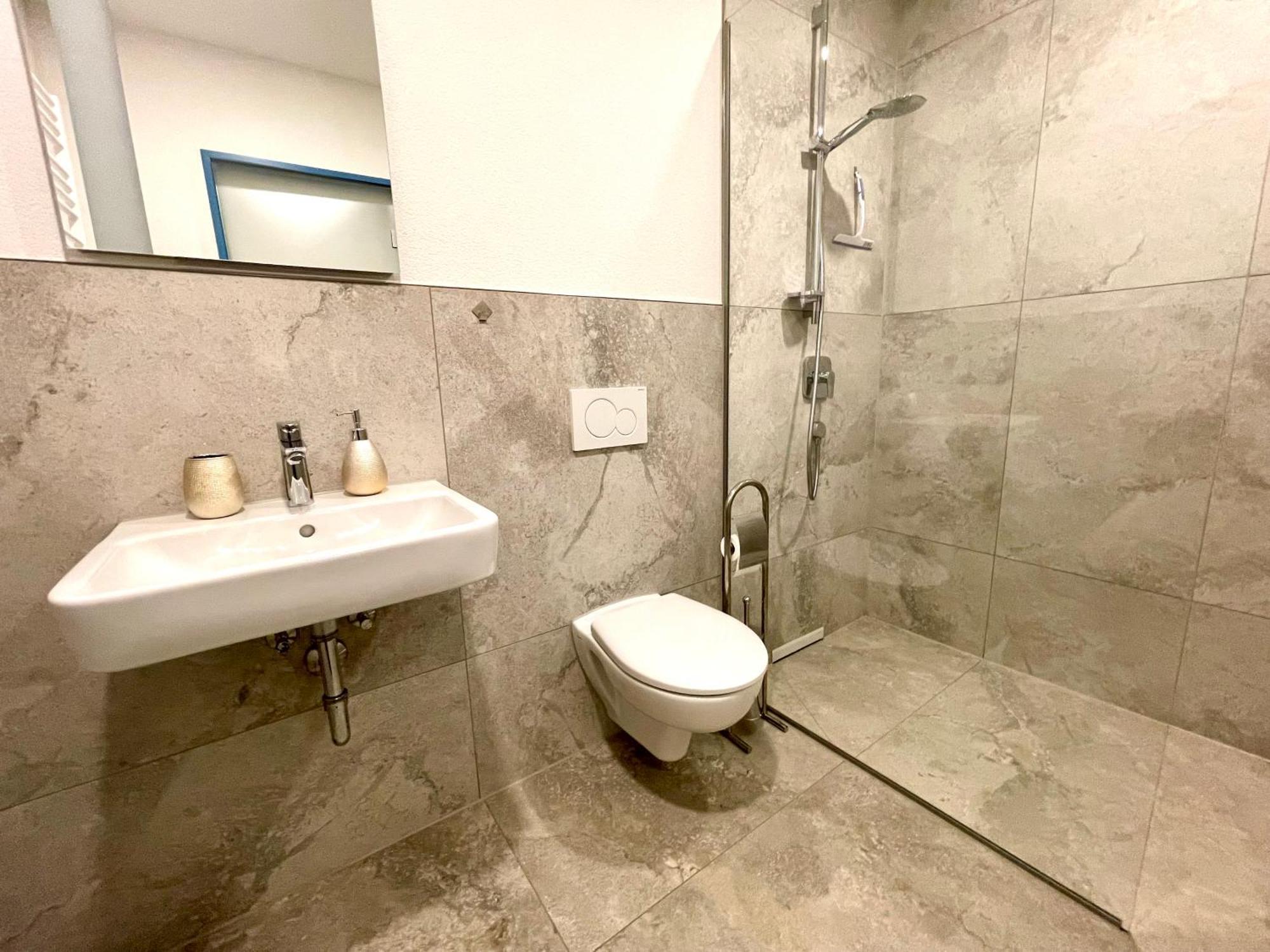 Neu Grosse Einzimmerwohnung Im Zentrum Goldstadt Pforzheim Schloessle Esterno foto