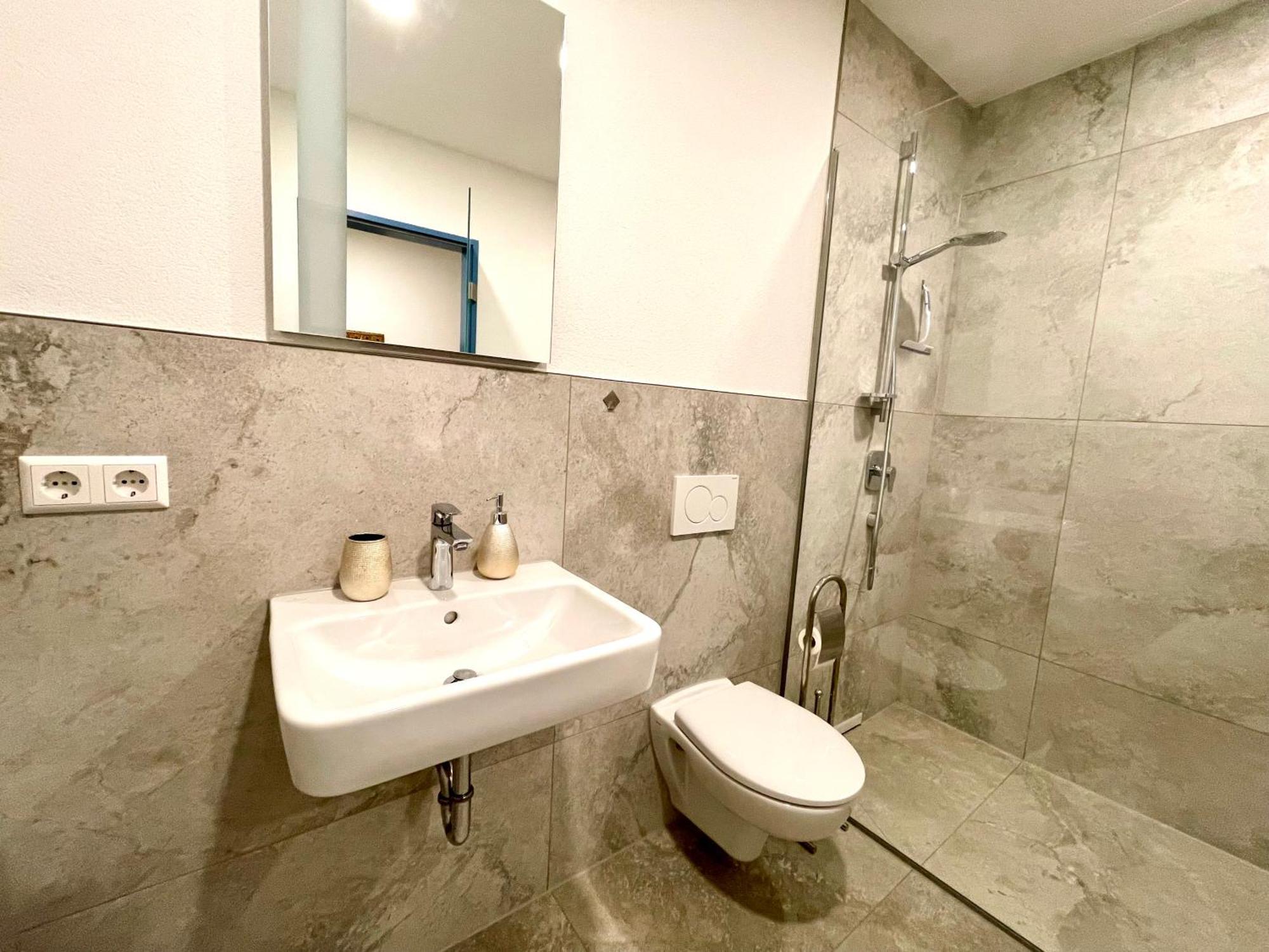 Neu Grosse Einzimmerwohnung Im Zentrum Goldstadt Pforzheim Schloessle Esterno foto
