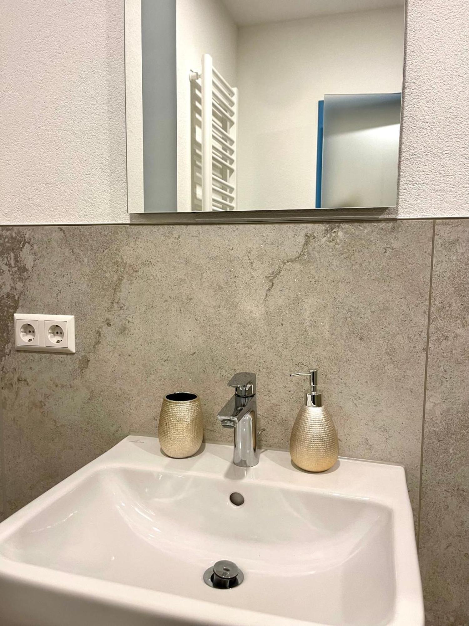 Neu Grosse Einzimmerwohnung Im Zentrum Goldstadt Pforzheim Schloessle Esterno foto