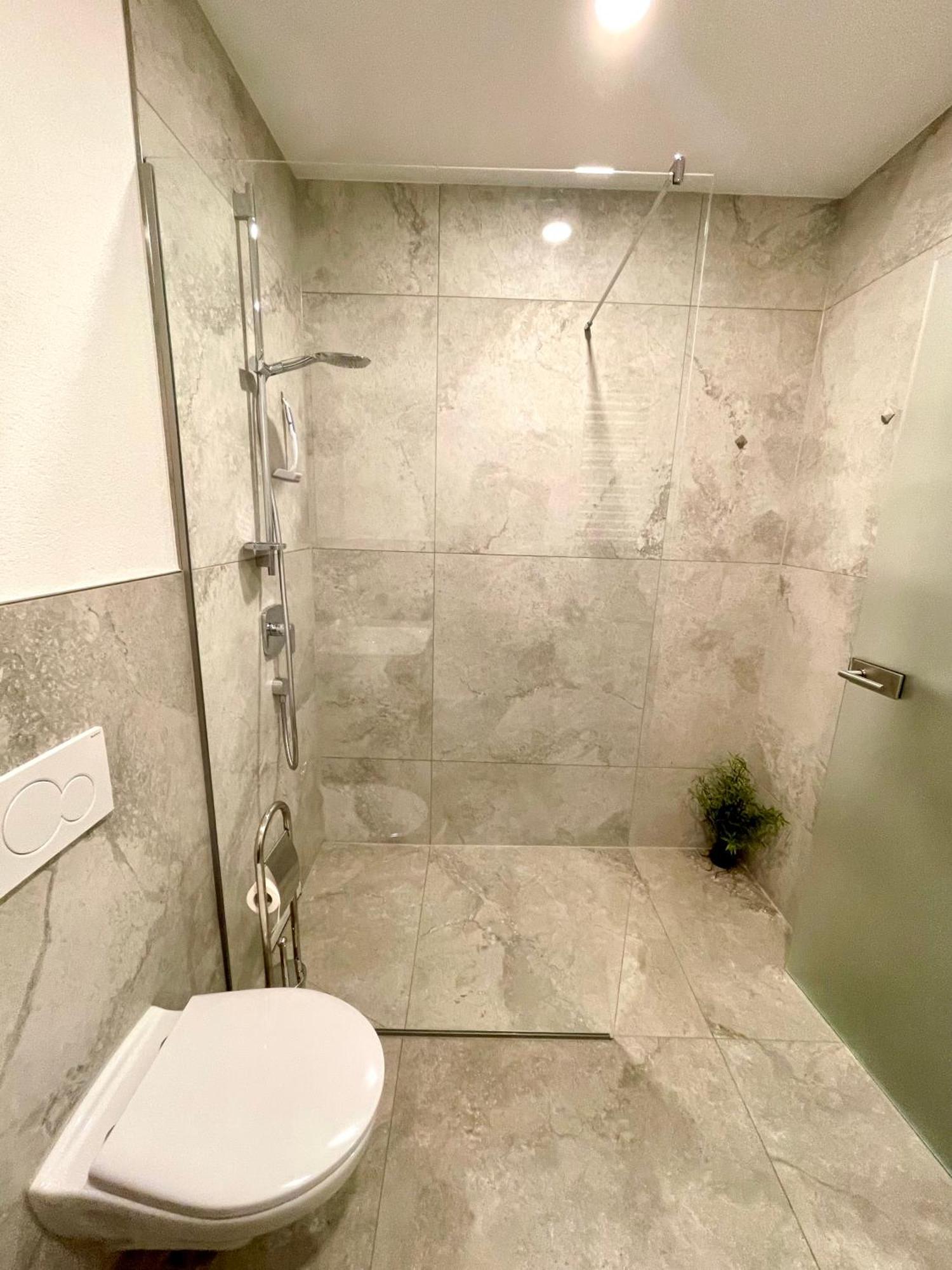 Neu Grosse Einzimmerwohnung Im Zentrum Goldstadt Pforzheim Schloessle Esterno foto