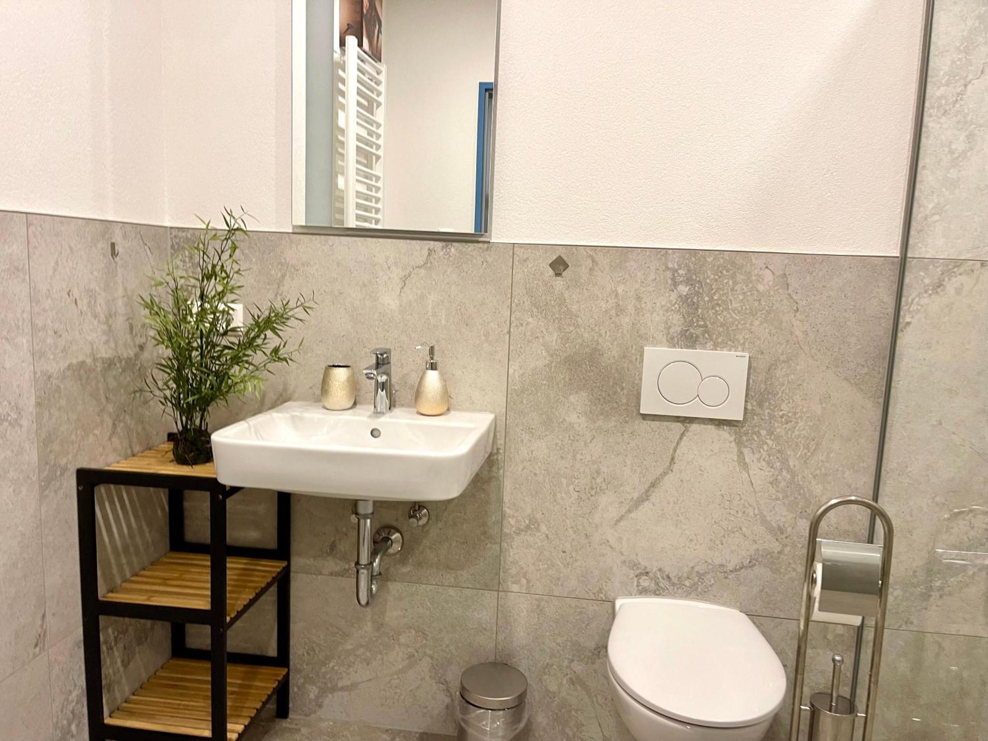 Neu Grosse Einzimmerwohnung Im Zentrum Goldstadt Pforzheim Schloessle Esterno foto