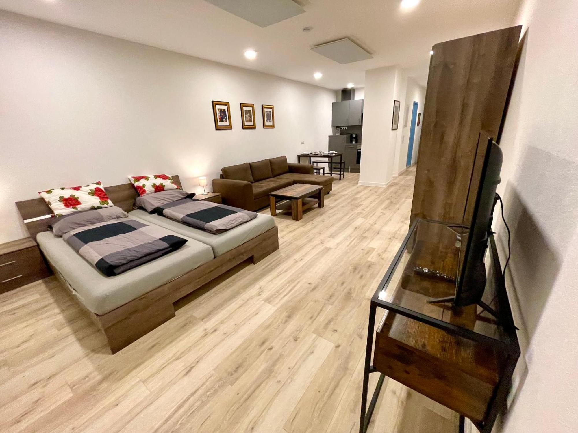 Neu Grosse Einzimmerwohnung Im Zentrum Goldstadt Pforzheim Schloessle Esterno foto